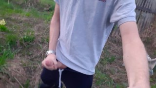 После вечерней прогулки парень дрочит член в соседнем саду