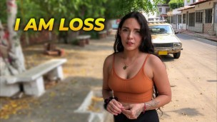ENCUENTRO A MI VECINA PERDIDA EN MI BARRIO Y ME LA FOLLO – PORNO EN ESPAÑOL