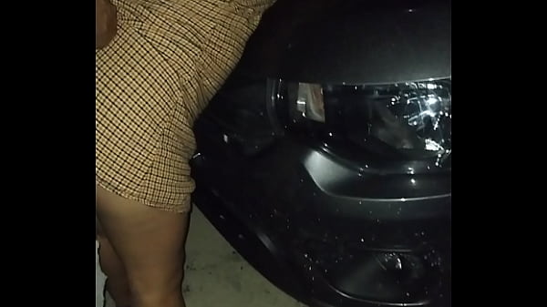 Exhibe mis tetas y culo y me empina en el auto para cogerme en la playa