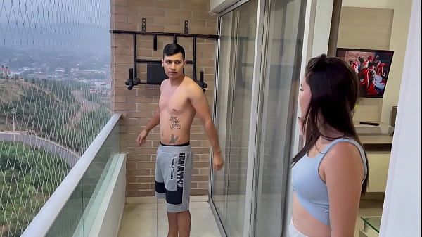 Mi pequeña hermanastra se confunde y me da viagra por accidente y termino follandola duro hasta venirme en ella.