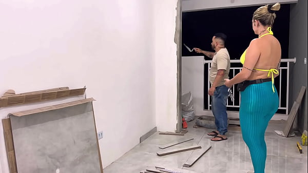 Pedreiro Tonho ficou com muito tesão vendo sua patroa de roupa de academia! Quase o corno do seu marido pega ela sentando na pica do pedreiro e gozando muito na obra !